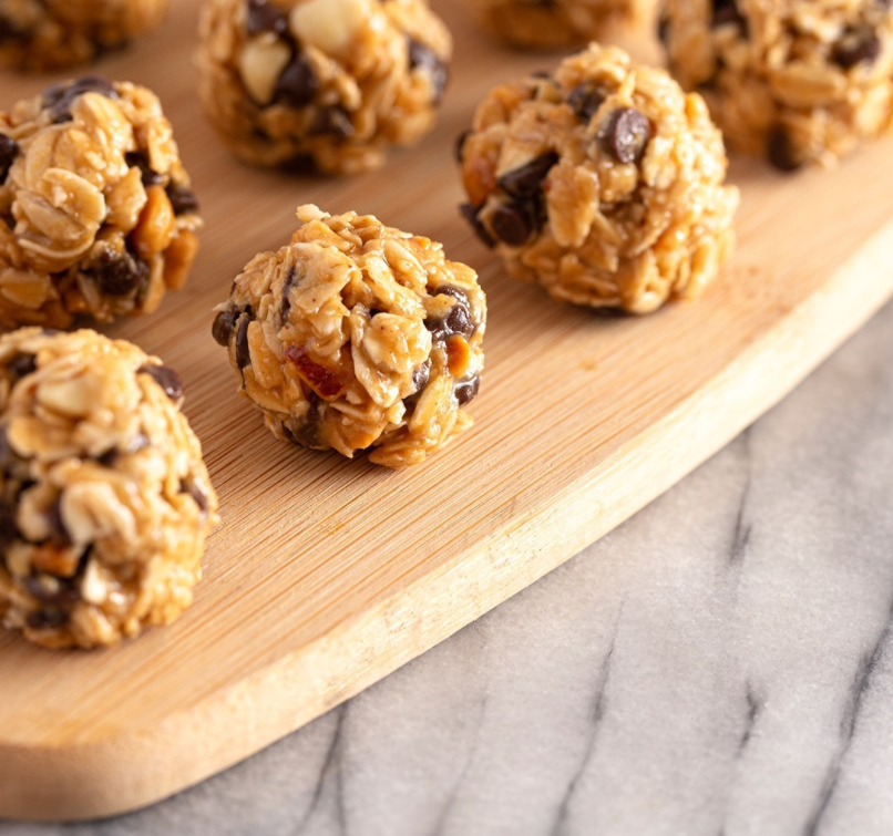 Energiebällchen aus Erdnussbutter und Hanfsamen mit 5 Zutaten